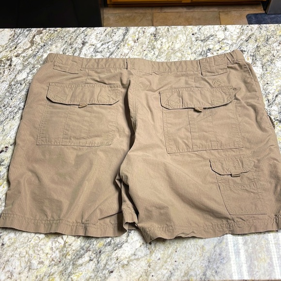 Men’s Magellan Outdoors Khaki Cargo Shorts Size 42 - Picture 3 of 5